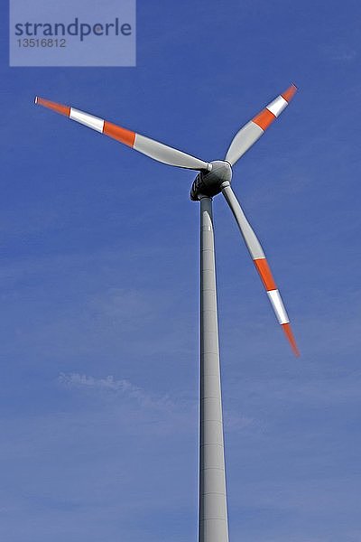 Windkraftanlage mit rotierenden Flügeln  erneuerbare Energie