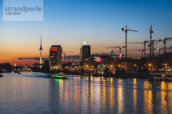 Blick von der Oberbaumbrücke auf die Berliner Skyline mit Alex  Fernsehturm  bei Sonnenuntergang  Berlin  Deutschland  Europa