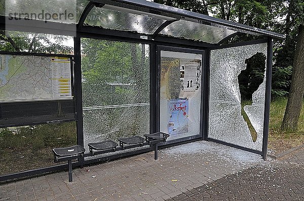 Vandalismus an einer Bushaltestelle