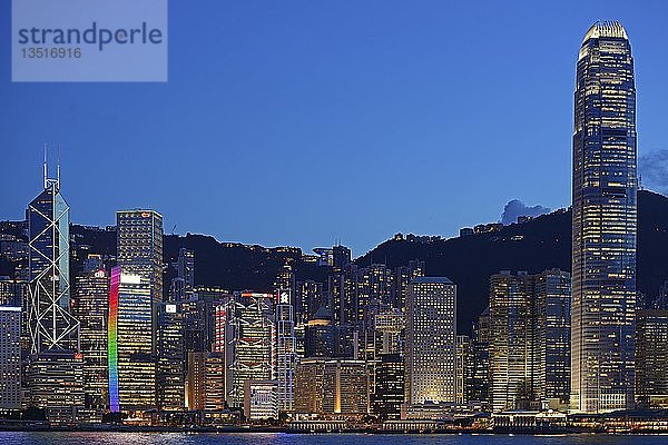 Blick zur blauen Stunde von Kowloon auf die Skyline von Hongkong Island am Hongkong River  Central  mit der Bank of China ganz links und dem IFC Tower ganz rechts  Hongkong  China  Asien