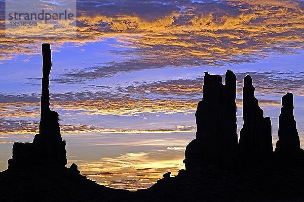 Sonnenaufgang mit Totempfahl  Gegenlicht  Silhouetten  Monument Valley  Arizona  USA  Nordamerika