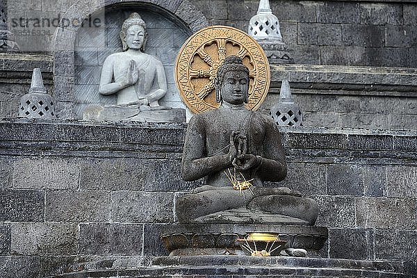 Buddha-Statue auf einem Altar außerhalb des buddhistischen Brahma-Vihara-Klosters  Banjar  Nordbali  Bali  Indonesien  Asien