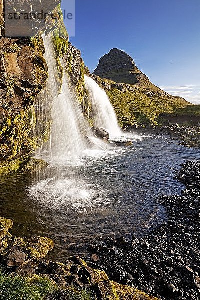 Wasserfall Kirkjufellsfoss und Berg Kirkjufell  nahe Grundarfjördur  Snæfellsnes  Westisland  Island  Europa