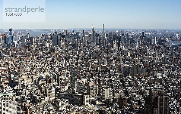 Überblick  Midtown Manhattan gesehen von einer Aussichtsplattform des World Trade Center  New York City  USA  Nordamerika