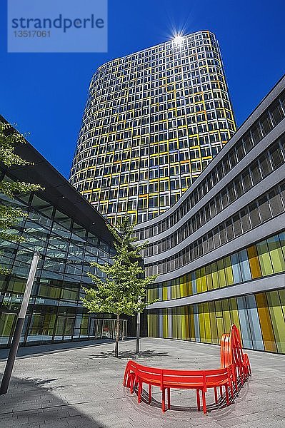 ADAC-Gebäude mit Kunstwerk  München  Oberbayern  Bayern  Deutschland  Europa