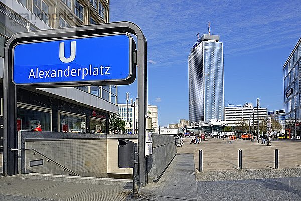 U-Bahn-Eingang und das Park Inn Hotel am Alexanderplatz  Mitte  Berlin  Berlin  Deutschland  Europa