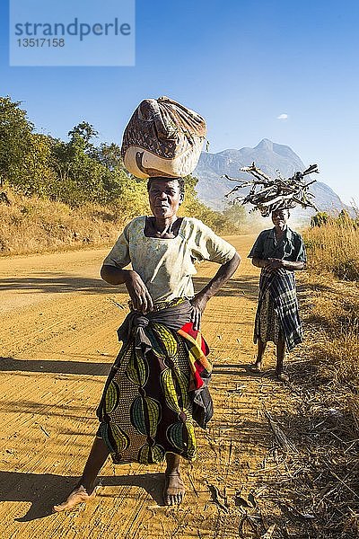 Einheimische Frauen tragen ihre Waren auf dem Kopf vor dem Berg Mulanje  Malawi  Afrika