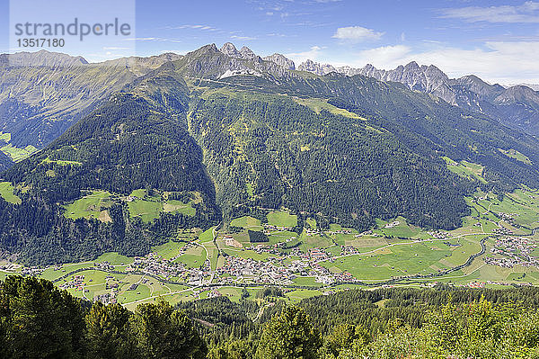 Stubaital mit dem Dorf Neustift von der Elferhütte aus gesehen  2080 m  Stubaier Dolomiten im Hintergrund  Tirol  Österreich  Europa
