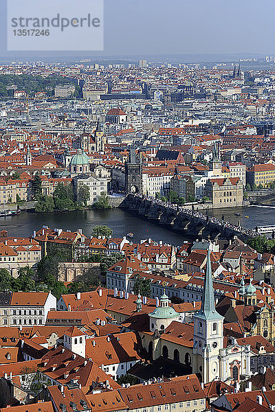 Blick auf die Karlsbrücke und die Altstadt von Prag  UNESCO-Weltkulturerbe  Tschechische Republik  Europa