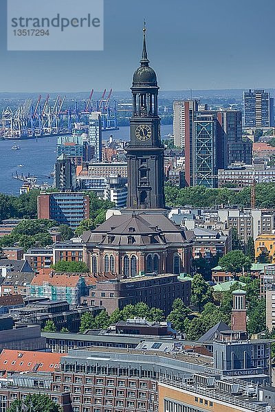 Stadtansicht mit Kirche Sankt Michaelis  Hamburg  Deutschland  Europa