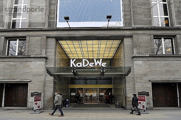 Haupteingang des Berliner Kaufhauses KaDeWe  Berlin  Deutschland  Europa