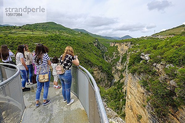 Weibliche Touristen auf der Aussichtsplattform in Corovoda  Osum-Schlucht  Skrapar  Qark Berat  Albanien  Europa