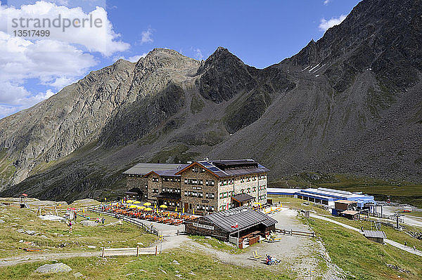 Dresdner Hütte  erbaut 1887  auf dem Stubaier Höhenweg auf 2308m  unterhalb des Stubaier Gletschers  Tirol  Österreich  Europa