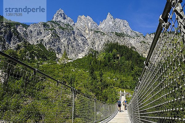 Hängebrücke vor den Mühlsturzhörnern  Klausbachtal  Berchtesgadener Alpen  Berchtesgadener Land  Oberbayern  Bayern  Deutschland  Europa
