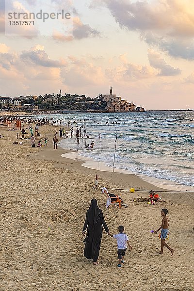 Einheimische am Strand  Frau mit Burka und Kleinkind  Abendstimmung  Alma Beach  hinter Tel-Aviv-Jaffa  Altstadt  Tel Aviv  Israel  Asien