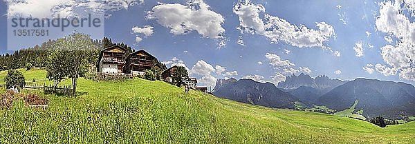 Bauernhöfe und grüne Weiden im Villnösser Tal  Villnöß  Provinz Südtirol  Trentino-Südtirol  Italien  Europa