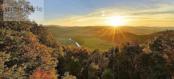 Sonnenuntergang auf der Teufelskanzel im Herbst  Blick ins Werratal mit dem Dorf Lindewerra  Eichsfeld  Thüringen  Deutschland  Europa