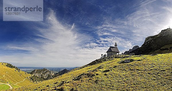 Steinlinger Almkapelle unterhalb der Kampenwand  Bayern  Oberbayern  Deutschland  Europa