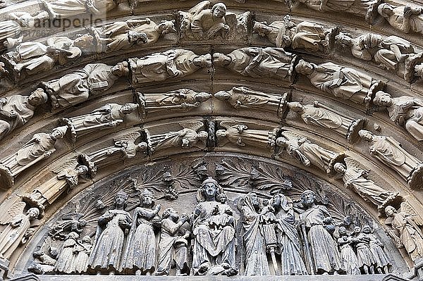 Figuren im Tympanon des Hauptportals  Trierer Dom  Hohe Domkirche St. Peter zu Trier  Rheinland-Pfalz  Deutschland  Europa