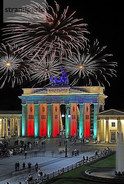 Brandenburger Tor am Pariser Platz  Silvesterfeuerwerk  Berlin  Deutschland  Europa  Komposition  Europa