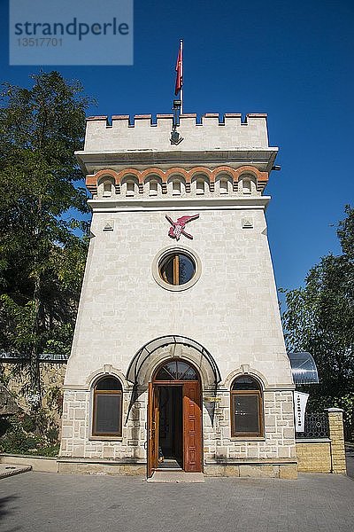 Turm am Eingang der Weinkellerei Cricova  Cricova  Moldawien  Europa