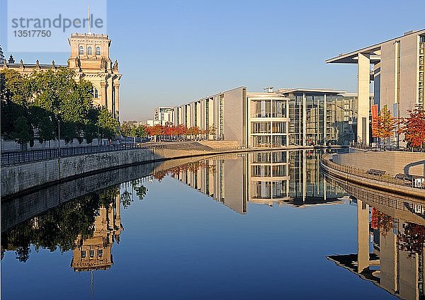 Reichstagsgebäude  Paul-Löbe-Haus und Marie-Elisabeth-Lüders-Haus spiegeln sich in der Spree im Herbst  Berlin  Deutschland  Europa  PublicGround  Europa
