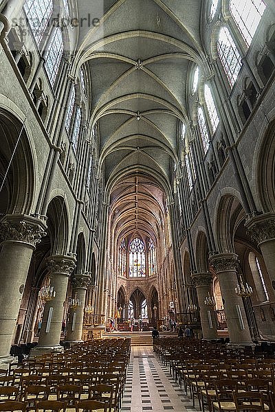 Innenraum der Kathedrale von Moulins  Basilika Notre-Dame-de-l'Annonciation  Departement Allier  Auvergne-Rhône-Alpes  Frankreich  Europa