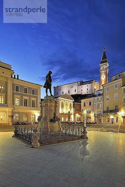 Tartini-Platz  Rathaus  Giuseppe-Tartini-Denkmal  St. Georgs-Kathedrale  Blaue Stunde  Piran  Istrien  Slowenien  Europa