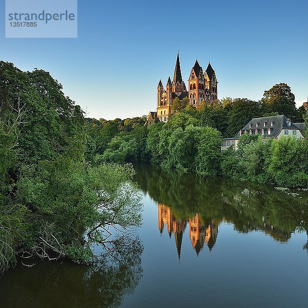 Limburger Dom St. Georg oder Georgsdom über dem Fluss Lahn  Morgenlicht  Wasserspiegelung  Limburg an der Lahn  Hessen  Deutschland  Europa