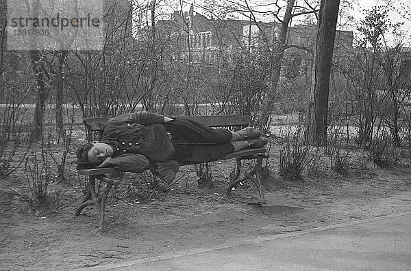 Erschöpfter Mann schläft auf einer Bank  1946  Leipzig  Sachsen  DDR  Deutschland  Europa