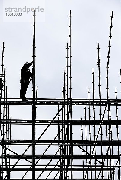 Gerüstbauer bei der Arbeit  Aufbau eines großen Gerüsts  Arbeit in großer Höhe  Deutschland  Europa