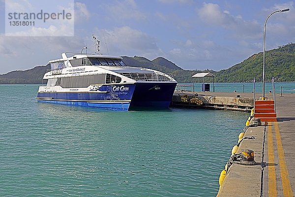 Katamaran  Cat Cocos Schnellfährdienst im Hafen der Insel Praslin  Seychellen  Afrika