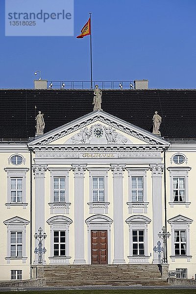 Haupteingang mit Fahne des Bundespräsidenten  Schloss Bellevue  Sitz des Bundespräsidenten  Berlin  Deutschland  Europa