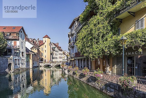 Alte Gebäude am Kanal im Stadtzentrum  Annecy  Departement Haute-Savoie  Frankreich  Europa