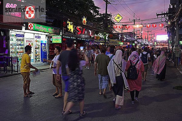 Touristen zwischen Bars  Geschäften und Restaurants auf der Bangla Road in der Abenddämmerung  Partyviertel und Rotlichtviertel  Patong Beach  Phuket  Thailand  Asien