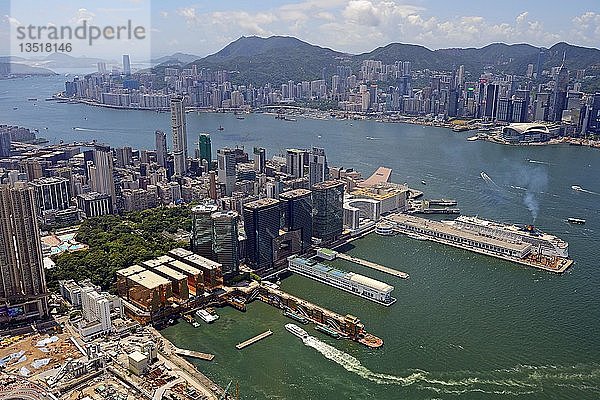 Blick auf die Hafenanlagen von Kowloon und den Hong River  vom International Commerce Centre  ICC  Kowloon  Hongkong  China  Asien