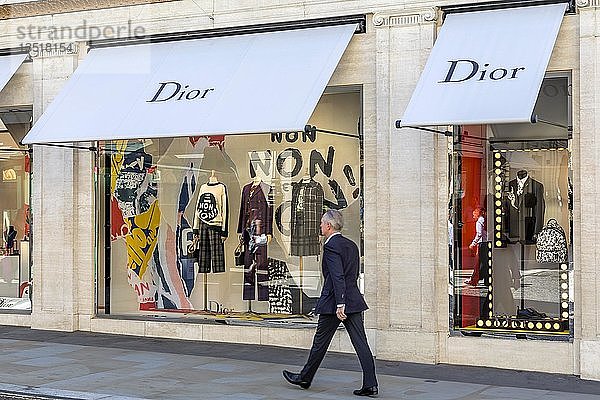 Passant vor einem Schaufenster  Modegeschäft Dior  London  Vereinigtes Königreich  Europa