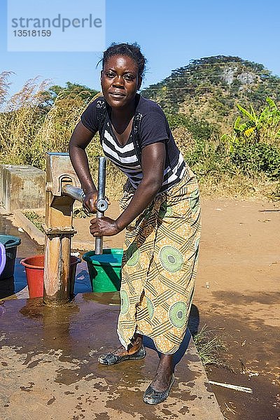 Einheimische Frau an einem Wasserbrunnen  Malawi  Afrika