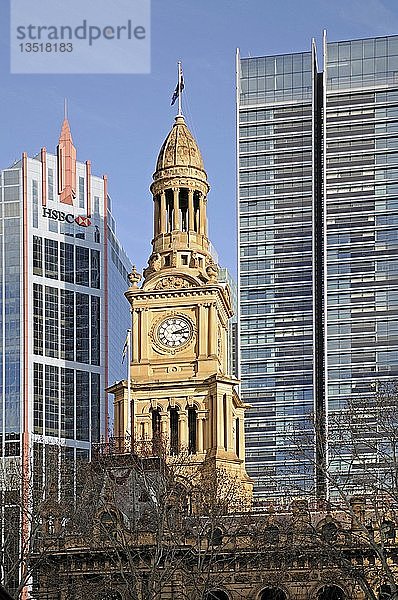 Viktorianischer Turm des alten Rathauses vor den Wolkenkratzern  Sydney  Australien  Ozeanien