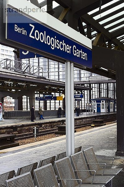 Bänke auf dem Bahnsteig des Bahnhofs Zoologischer Garten  Berlin  Deutschland  Europa
