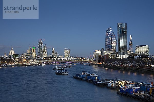 Panorama an der Themse  Skyline in der Abenddämmerung  Southwark  London  England  Großbritannien