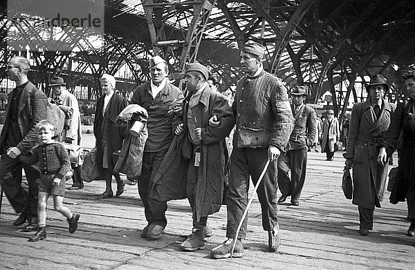 Drei verwundete Kriegsheimkehrer  1946  Hauptbahnhof  Leipzig  Sachsen  DDR  Deutschland  Europa