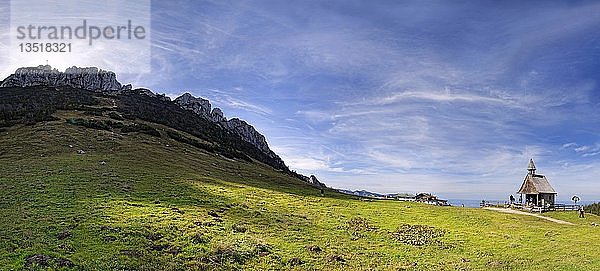 Kampenwand  Steinling Alm und Kapelle  Bayern  Oberbayern  Deutschland  Europa