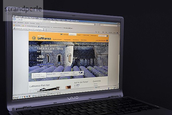 Website  deutsche Lufthansa-Webseite auf dem Bildschirm eines Sony Vaio Laptops