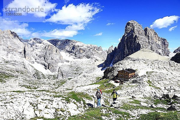 Wanderer über der Büllele-Joch-Hütte und dem Gipfel des Einser  Sextner Dolomiten  Hochpustertal  Südtirol  Italien  Europa
