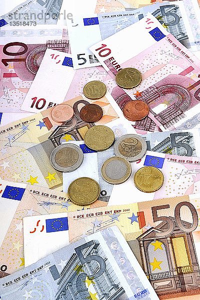Verschiedene Euro-Banknoten und Euro-Münzen