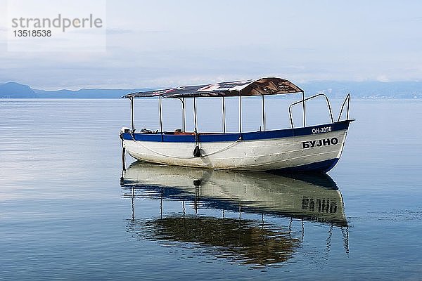 Kleine Bootsspiegelung im Ohridsee  Ohrid  Mazedonien  Europa