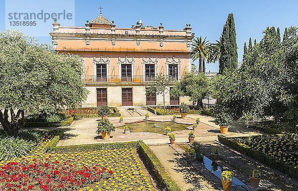 Garten mit Springbrunnen vor dem Barockschloss  Alcázar de Jerez  Jerez de la Frontera  Provinz Cádiz  Andalusien  Spanien  Europa