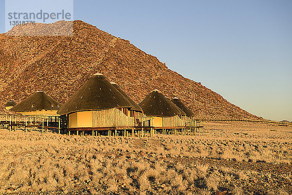 Hütten oder Lodges des Sossus Dune Lodge Hotels im Abendlicht  Sossusvlei  Namib-Wüste  Namib Naukluft Park  Namibia  Afrika