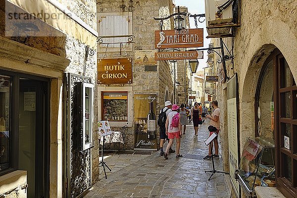 Gasse mit Geschäften in der Altstadt  Budva Montenegro  Europa